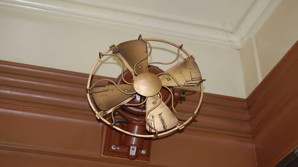 Wall Fans vs. Ceiling Fans: Which is Best for Your Home?